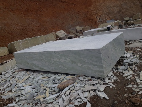 Sập đá xanh ngọc văn chấn yên bái xanh ngọc tự nhiên nguyên khối với kích thước 2000x2500x600mm vân đá tư nhiên sẻ phội thô