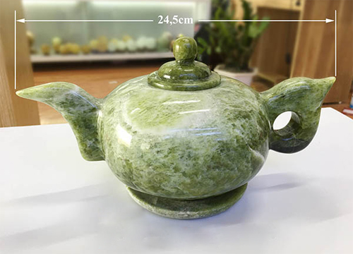 Ấm: Cao: 12,2cm; Rộng 13,8cm; dài 2 quai và vòi:24,5cm; đĩa để rộng 10,6cm