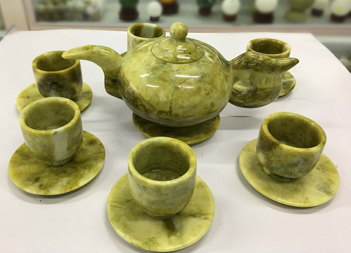 Bộ ấm chén đá xanh ngọc suối giàng văn chấn yên bái gồm 1 ấm pha trà, 6 chén, 6 cái đĩa chế tác vô cùng đẹp