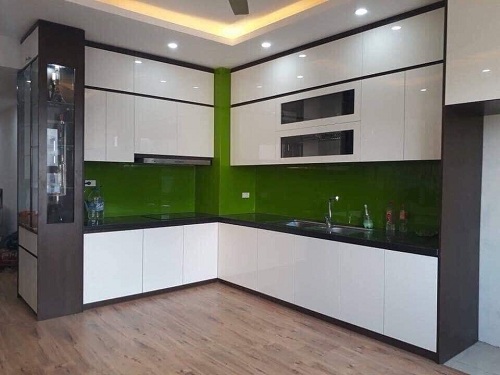 Tủ bếp nhựa Picomat trắng vách kính xanh