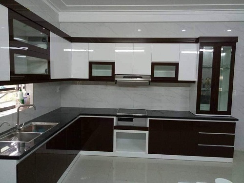 Tủ bếp nhựa Picomat cánh phủ Acrylic nâu kết hợp trắng vách kính trắng