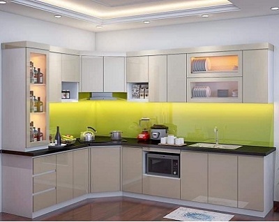 Tủ bếp nhựa Picomat cánh phủ Acrylic trắng vách kính vàng