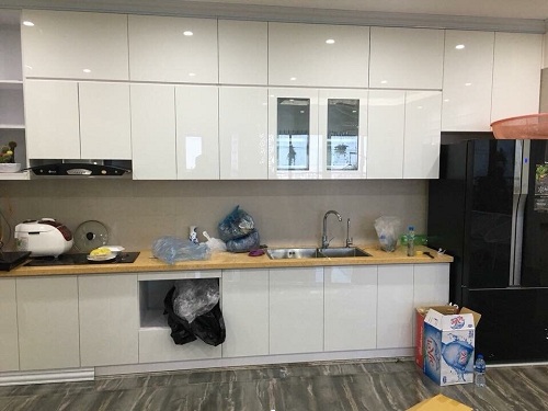 Tủ bếp nhựa Picomat cánh phủ Acrylic trắng vách kính trắng