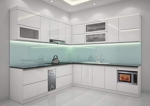 Tủ bếp nhựa Picomat cánh phủ Acrylic trắng vách kính trắng xanh