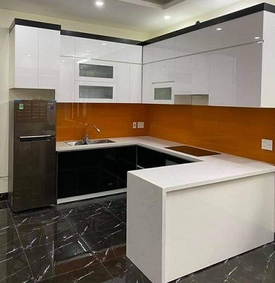 Tủ bếp nhựa Picomat cánh phủ Acrylic trắng vách kính vàng cam