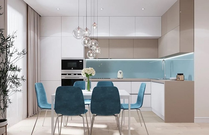 Tủ bếp góc L kết hợp hai tông mầu hồng và trắng kính cường lực mầu xanh