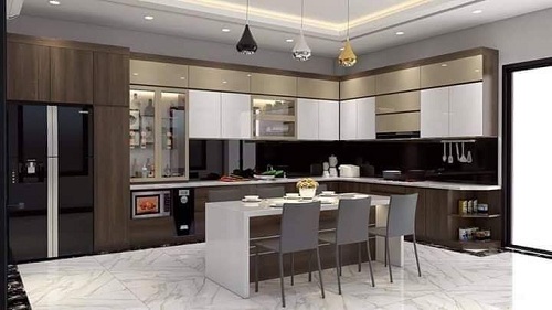 Tủ bếp nhựa Picomat cánh phủ Acrylic nâu vân gỗ kết hợp trắng vách kính den