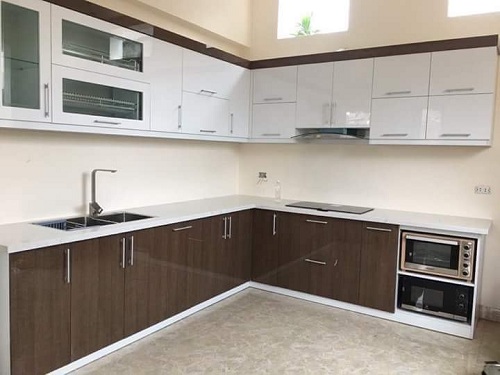 Tủ bếp nhựa Picomat cánh phủ Acrylic nâu kết hợp trắng vách kính trắng