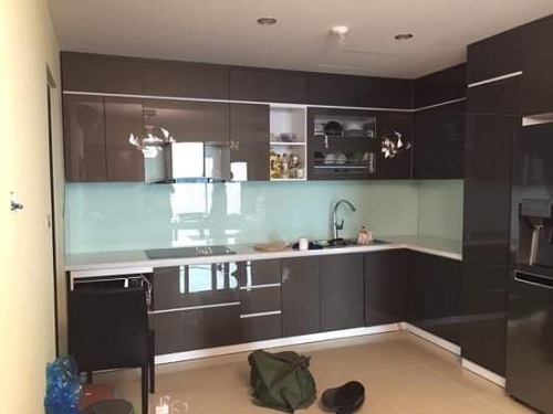 Tủ bếp nhựa Picomat cánh phủ Acrylic nâu vách kính trắng