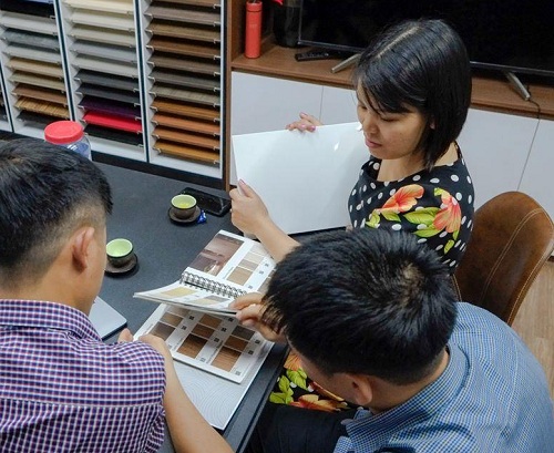 Tư vấn khách hàng chọn vật liệu sản xuất nội thất tại văn phòng