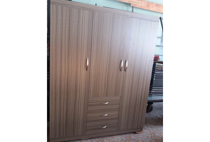 Tủ quần áo kẻ xám thiết kế 3 cánh ba ngăn kéo