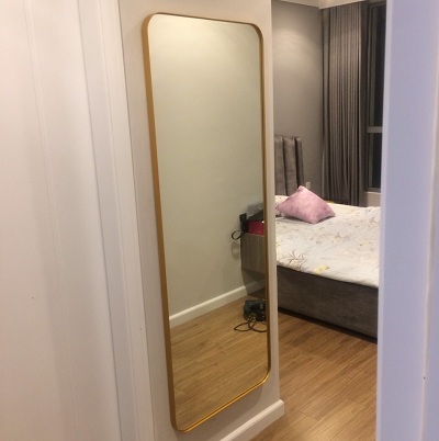 Gương sơn tĩnh điện khung thép vàng hình chữ nhật bo góc 50x150 cm