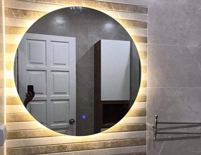 Gương tròn phòng tắm đèn led hắt hậu màu vàng