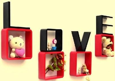 Vách gỗ gắn tường chữ love màu đỏ kết hợp màu đen