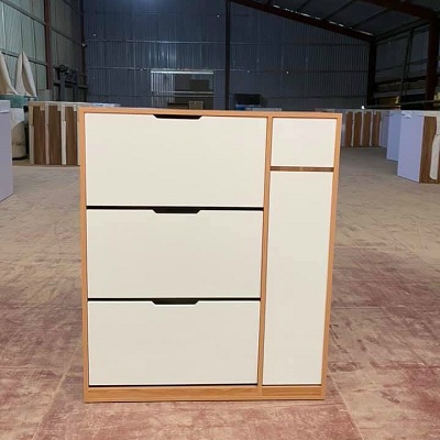 Tủ giày gồm 3 tầng, mỗi tầng 3 ngăn, thiết kế tay nắm nhỏ gọn, dễ dàng đóng mở