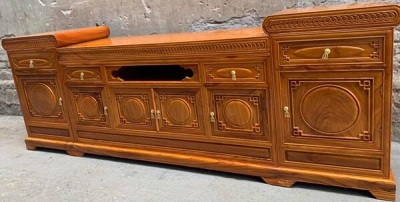 Kệ tivi gỗ gõ đỏ cánh chạm hình tròn rộng 2400mm