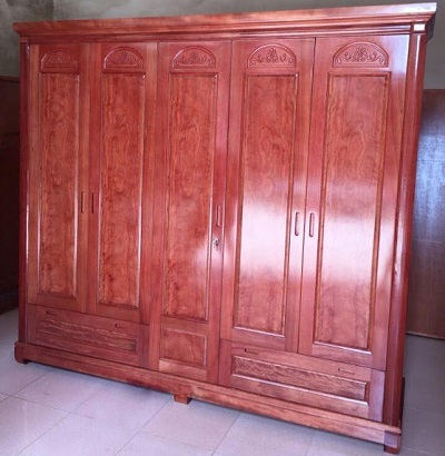Tủ quần áo gỗ gội 5 cánh 3 buồng GTQA102 thiết kế 2 ngăn kéo để đồ buồng trong được bố trí thanh đợt và thanh treo để đồ ngăn lắp gọn gàng