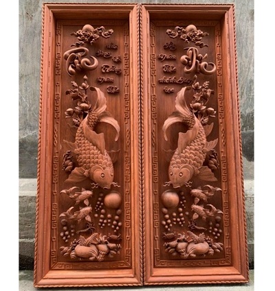 Tranh gỗ hương đá lý ngư vọng nguyệt TCC04 chữ phúc đức chạm nổi hình ảnh con cá chép, mặt trời, áng mây, hoa sen, chữ Phúc – Đức