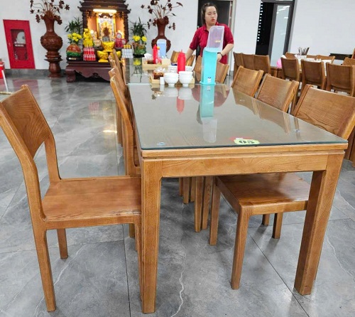 Bộ bàn ghế ăn gỗ sồi mặt kính PA102 6 ghế này theo hướng đơn giản