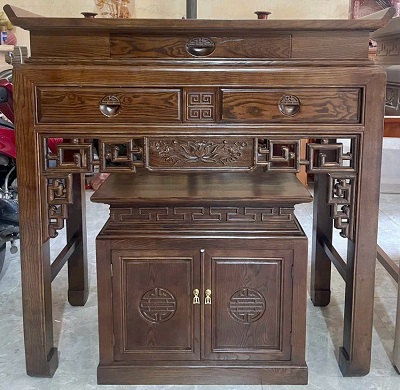 Bàn thờ đứng có ngăn kéo gỗ sồi BTD22 được thiết kế bốn chân cong