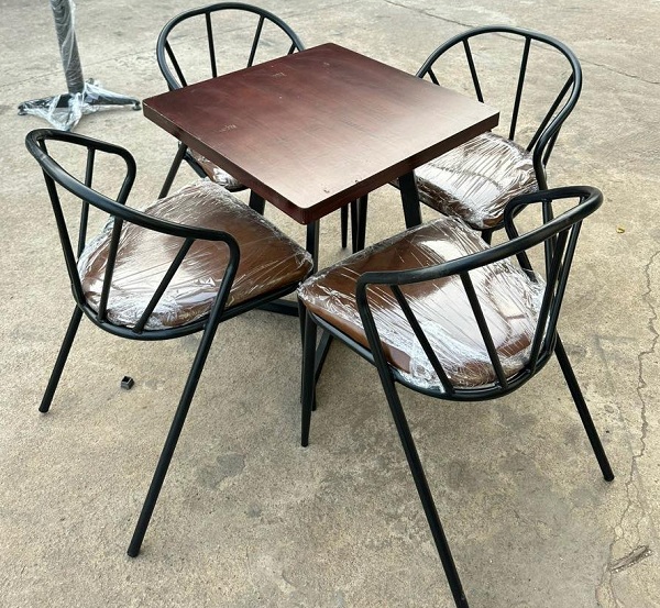 Bộ bàn mặt vuông ghế cafe đệm bọc giả da BCF11 tạo cảm giác mềm mại