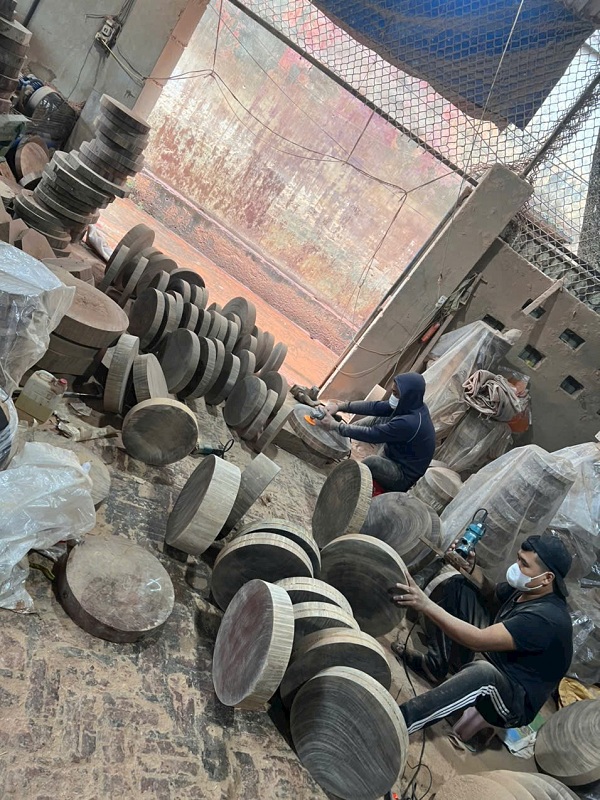 Thợ đang tiện rãnh đai thớt gỗ nghiến tây bắc TN1