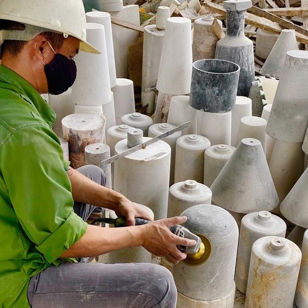 Ảnh gia công thực tế chân trụ bàn đá tự nhiên